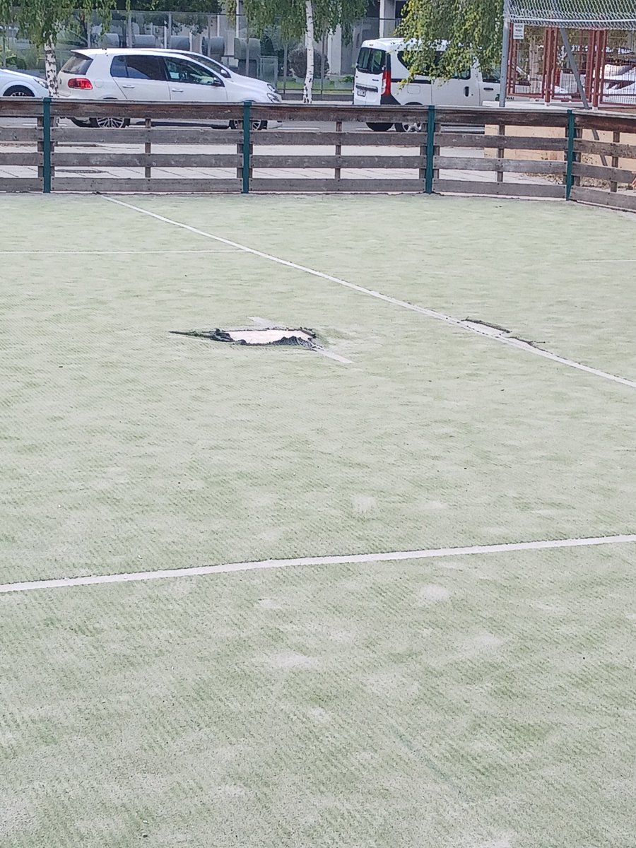 AlvaroGonfra's tweet photo. @metxebarria_vg
@vitoriagasteiz 
@elcorreo_alava Cuando piensan arreglar el campo de fútbol de paseo de Estrasburgo? Cuando haya un accidente o elecciones? https://t.co/0igyl5b5iy