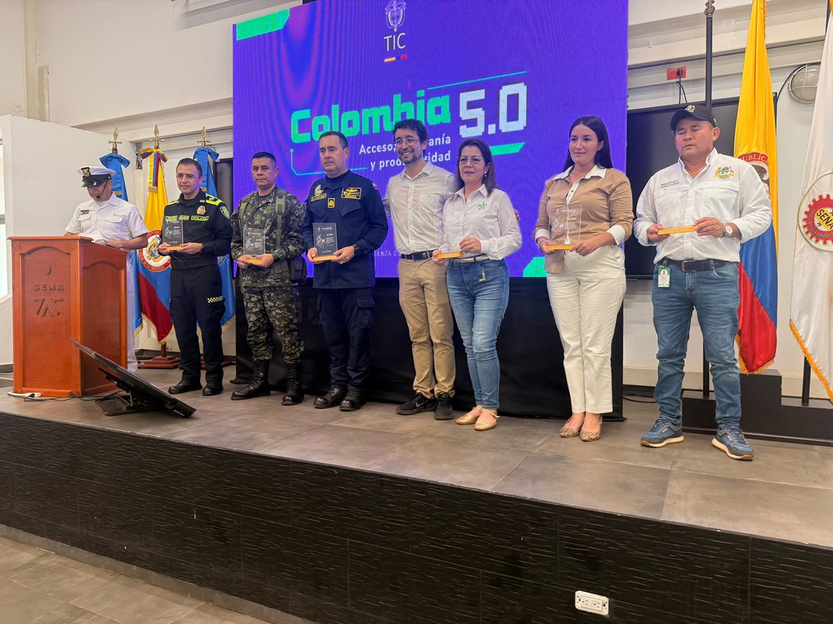 Ejercito_Div8's tweet photo. La innovación transforma territorios. 💡🇨🇴
La #Brigada28 acompañó la Hackatón Colombia 5.0 realizada en Puerto Carreño #Vichada, un espacio que reunió talento, creatividad y tecnología para impulsar soluciones innovadoras que contribuyen al desarrollo de la región y fortalecen el trabajo articulado entre instituciones y comunidad. 🫡🇨🇴
#PatriaHonorLealtad
#NuestroCompromisoEs🇨🇴
