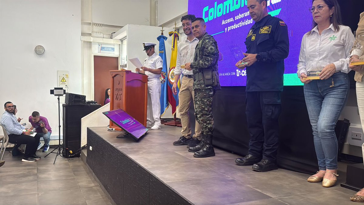Ejercito_Div8's tweet photo. La innovación transforma territorios. 💡🇨🇴
La #Brigada28 acompañó la Hackatón Colombia 5.0 realizada en Puerto Carreño #Vichada, un espacio que reunió talento, creatividad y tecnología para impulsar soluciones innovadoras que contribuyen al desarrollo de la región y fortalecen el trabajo articulado entre instituciones y comunidad. 🫡🇨🇴
#PatriaHonorLealtad
#NuestroCompromisoEs🇨🇴