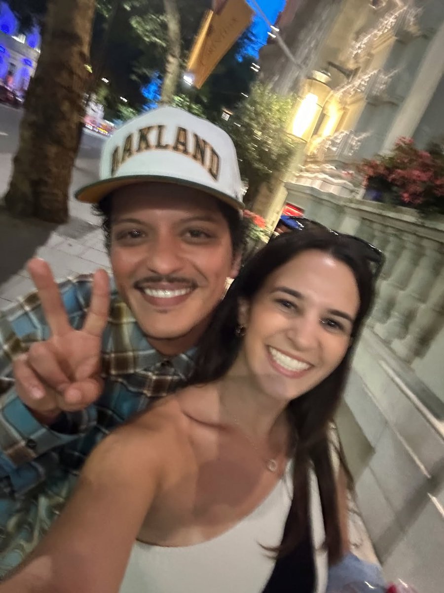 marschives's tweet photo. 🇬🇧 Two lucky fans had a chance encounter with Bruno Mars while they passed by him at the door of his hotel stay in London, for his ‘The Romantic Tour’ shows at the Wembley Stadium.

Mars gave them a hug, talked with them, took a selfie, even spoke to the fan's family via video call, and before saying their goodbyes, he put the fans' names on his personal guest list, giving them VIP tickets for his tour show.

© Catarina Gomes da Silva
#TheRomanticTour 
#TheRomanticWorldTour 
#TheRomanticTourLondon