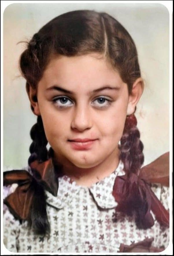 Church22669Kyle's tweet photo. 31 July 1932 | A Dutch Jewish girl, Rivka Regina Krzywanowski, was born in Amsterdam.
She was arrested while trying to get to Spain. She was deported to #Auschwitz from #Drancy on August 1942.
Rivka Regina, daughter of Sara, born 28-03-1902 in Lublin, Poland and Isaak, born 05-10-1897 in Minsk. Rivka had an older brother Jacob, born 21-09-1930. The family used to live in Amsterdam.
At some point in time they tried to escape and wanted to flee to Spain.They got 'arrested' while trying to pass the demarcation line at Chalon-sur-Saône. They were all send to Pithiviers.
On 26-08-1942 they were deported to Auschwitz.
Isaac was selected into the camp and survived.On his Dutch Jewish council card it says he returned in Amsterdam June 1945.
In 1947 he remarried Hanna Kotowska.
They had a son in 1949 and moved to Buenos Aires in 1953. Isaak passed away in 1962. Rivka, Jacob and Sara we will remember you!