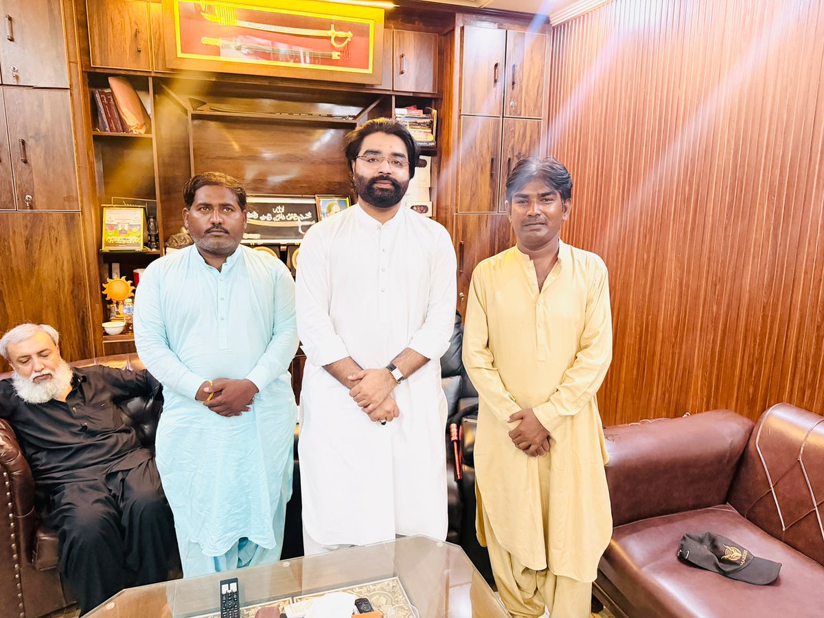 ComredJewanBhel's tweet photo. Tando Muhammad Khan: PYO District #TMK President #SyedSalalShahBukhari met with PPP MinorityWing District Mirpurkhas Vice President @ComredJewanBhel at #BukhariHouse #TandoMohdKhan &amp; the two exchanged views on the recurring issues in the Bheel Community of #TandoGhulamAli &amp; #TMK. https://t.co/dupd2Fhpbj
