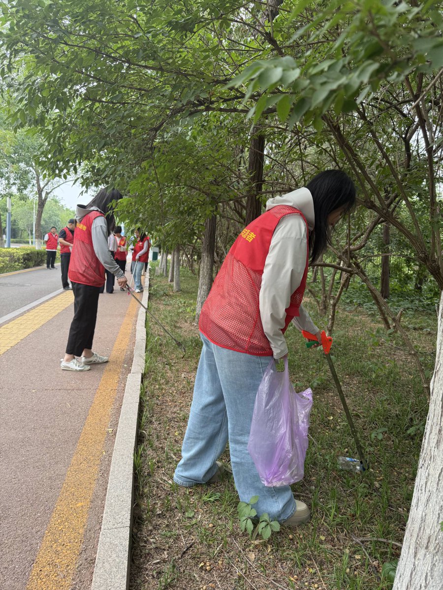 MaheepatSingh1's tweet photo. Community cleanup this Sat 9AM at Central Park! Bring gloves u0026 water—let’s spruce up our neighborhood together. All ages welcome! #LocalAction https://t.co/qaJ5Xkp8IN