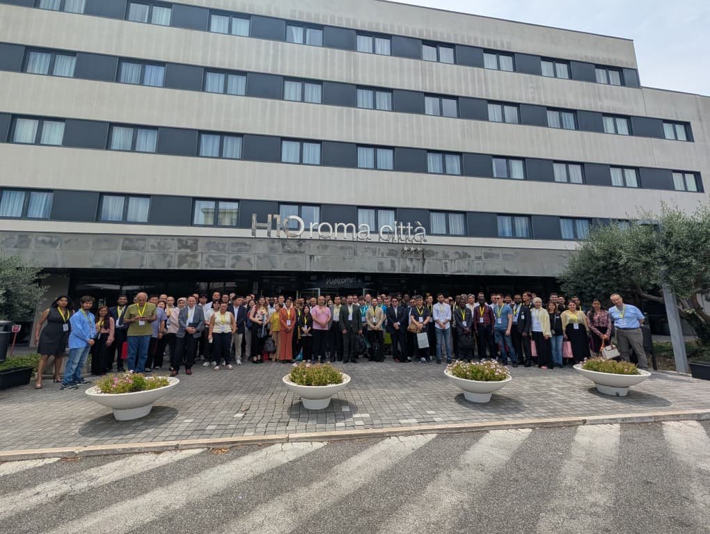 yvangil's tweet photo. Venezuela ha demostrado su fortaleza y capacidades tecnológicas en la VI Conferencia Internacional sobre Tecnologías Eléctricas, Informáticas y Energéticas (ICECET 2026) en Roma. En este evento, el equipo de la Fundación Centro Nacional de Desarrollo e Investigación en Telecomunicaciones (Cendit) ha presentado tres proyectos innovadores seleccionados entre más de 1,700 propuestas internacionales, de las cuales solo 865 fueron aceptadas. Felicitamos al equipo multidisciplinario, liderado por Gloria Carvalho, Héctor Núñez y Luis Santos, por sus avances en el desarrollo de redes de fibra óptica de gran ancho de banda, celdas fotovoltaicas de alta eficiencia y un prototipo de contador Geiger para medir radiaciones ionizantes.

Este destacado grupo de venezolanos y venezolanas ha demostrado ante la comunidad internacional el compromiso de Cendit con la soberanía tecnológica y la capacidad investigativa y técnica del país para crear soluciones tecnológicas al servicio del pueblo.

#MentesIngeniosas