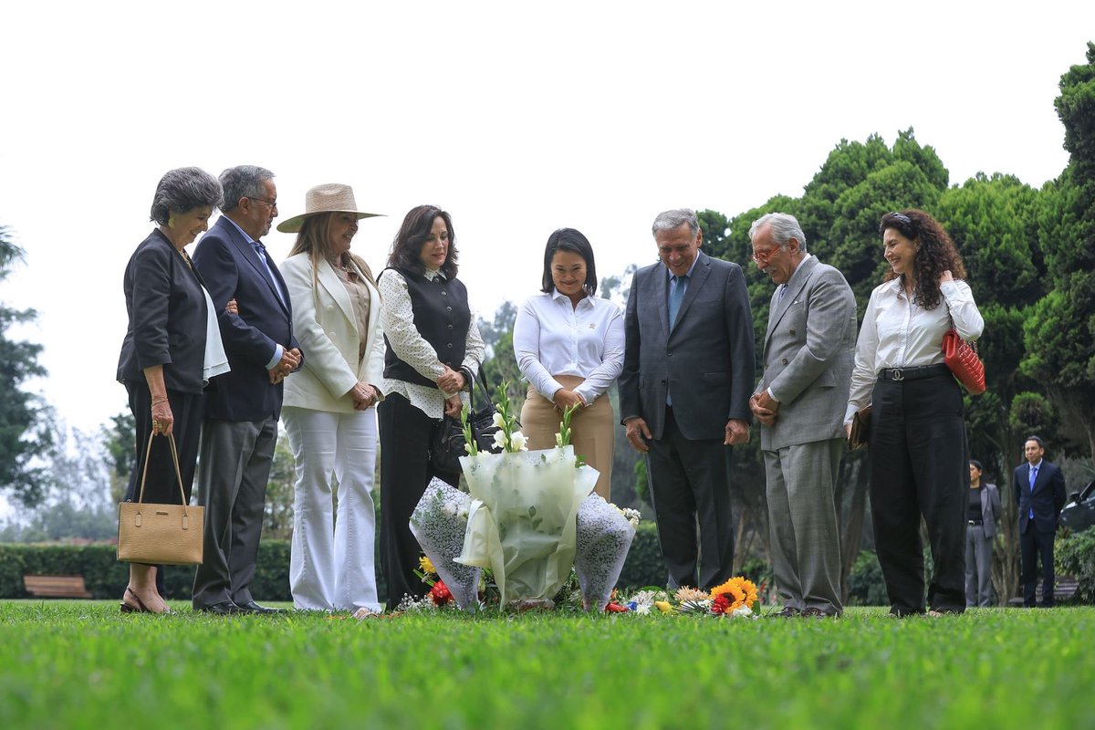 RoyerPZ's tweet photo. En un acto con enorme significado  y muestra de la amistad entre Perú y Ecuador. 
La Presidenta @KeikoFujimori visitó la tumba de su señor padre el Expresidente Alberto Fujimori junto al Expresidente Jamil Mahuad y la Embajadora @ivonnebaki quienes fueron actores claves durante la firma del histórico acuerdo de Paz entre nuestros paises.  

🇪🇨 🤝 🇵🇪