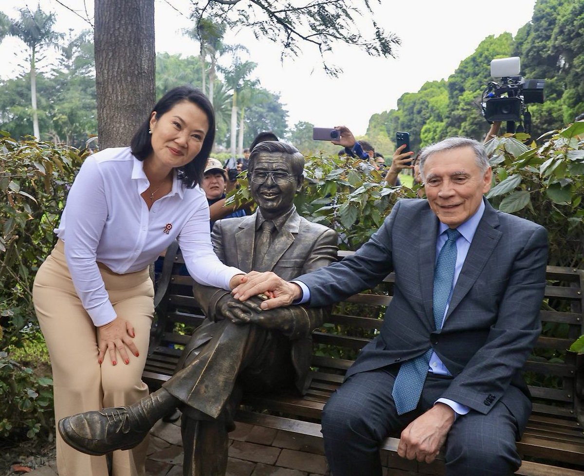 RoyerPZ's tweet photo. En un acto con enorme significado  y muestra de la amistad entre Perú y Ecuador. 
La Presidenta @KeikoFujimori visitó la tumba de su señor padre el Expresidente Alberto Fujimori junto al Expresidente Jamil Mahuad y la Embajadora @ivonnebaki quienes fueron actores claves durante la firma del histórico acuerdo de Paz entre nuestros paises.  

🇪🇨 🤝 🇵🇪