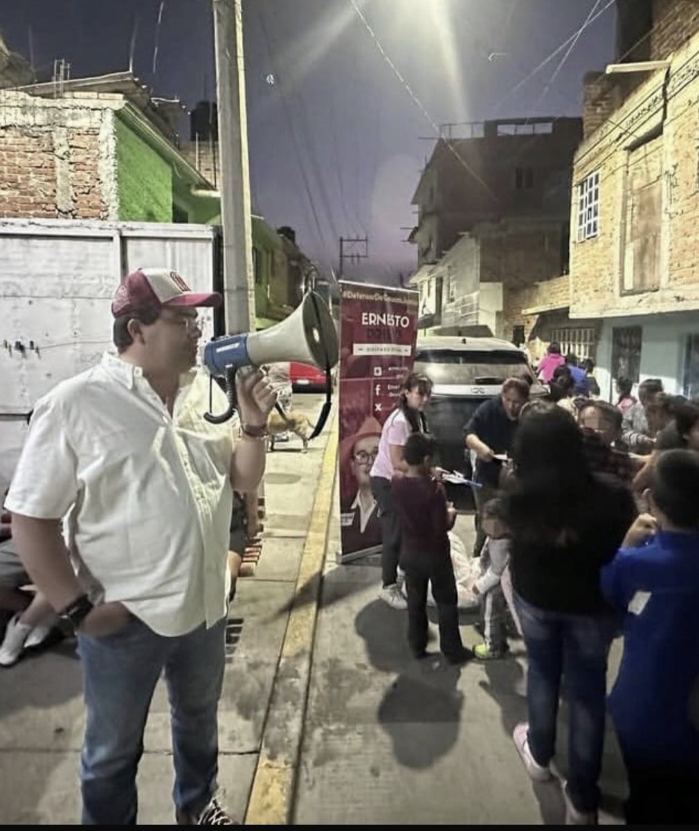 jorgegogdl's tweet photo. @Neto_Prieto Pero no compraste una sino 2 camionetas, ahí al fondo en esta imagen se ve que traes el mismo modelo que le regalaste a tu novia.

Ya deja de mentir Ernesto, ¿A poco tu fondo te alcanza para todo? https://t.co/v6UaltwkEn