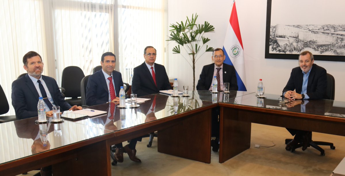 BCP_PY's tweet photo. El presidente del BCP, @CarlosDCarvallo, acompañado de autoridades de la institución, recibió a Pablo Morra, nuevo jefe de Misión del Fondo Monetario Internacional (FMI) para Paraguay.

Durante el encuentro se dio continuidad al relacionamiento institucional entre el BCP y el @FMInoticias, en el marco del acompañamiento y diálogo permanente sobre la evolución de la economía paraguaya.