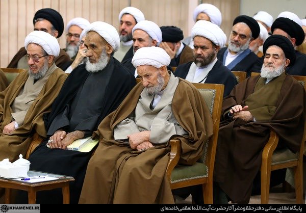 RyanFerrson's tweet photo. در جمهوری اسلامی:

- تمدید گواهينامه برای ٧٠ سال به بالا ممنوعه!
- وام به ٧٠ سال به بالا تعلق نمیگیره!
- امکان ضامن بودن برای ۷۰ سال به بالا وجود ندارد! 

بعد سرنوشت یه مملکت افتاده دست یه مشت پیزوری احمق ۷۰ سال به بالا که تجربه مدیریت یه مدرسه هم ندارند! https://t.co/72mmfDNAmc