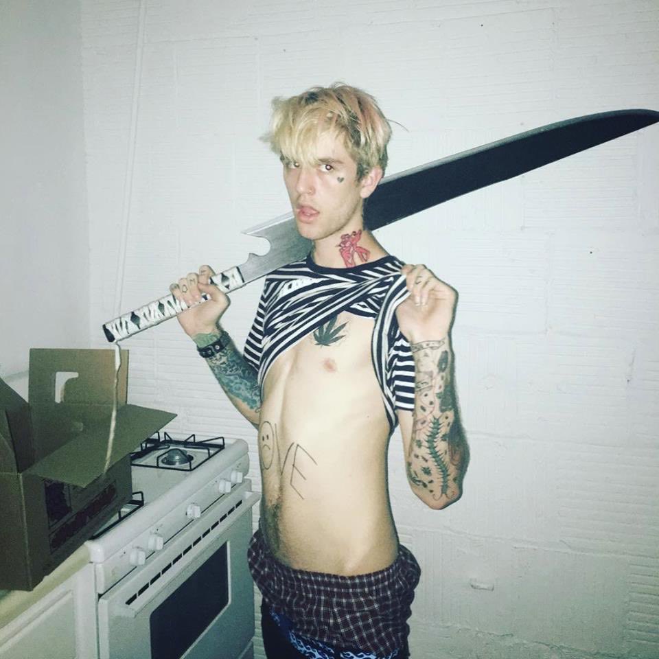 GETCAKEDlEYOUNG's tweet photo. 10 years ago today, Lil Peep made the song “gucci mane”. It was the first song he created for Hellboy, on July 31 2016 at The Loft in Skid Row https://t.co/AGbU1ihys2