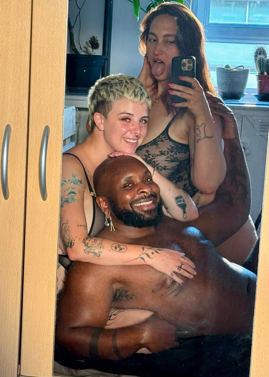 axelreignsdom's tweet photo. Three’s a party

@lolamilks 
@thissoftbody_ https://t.co/JwIuYXxaJ3