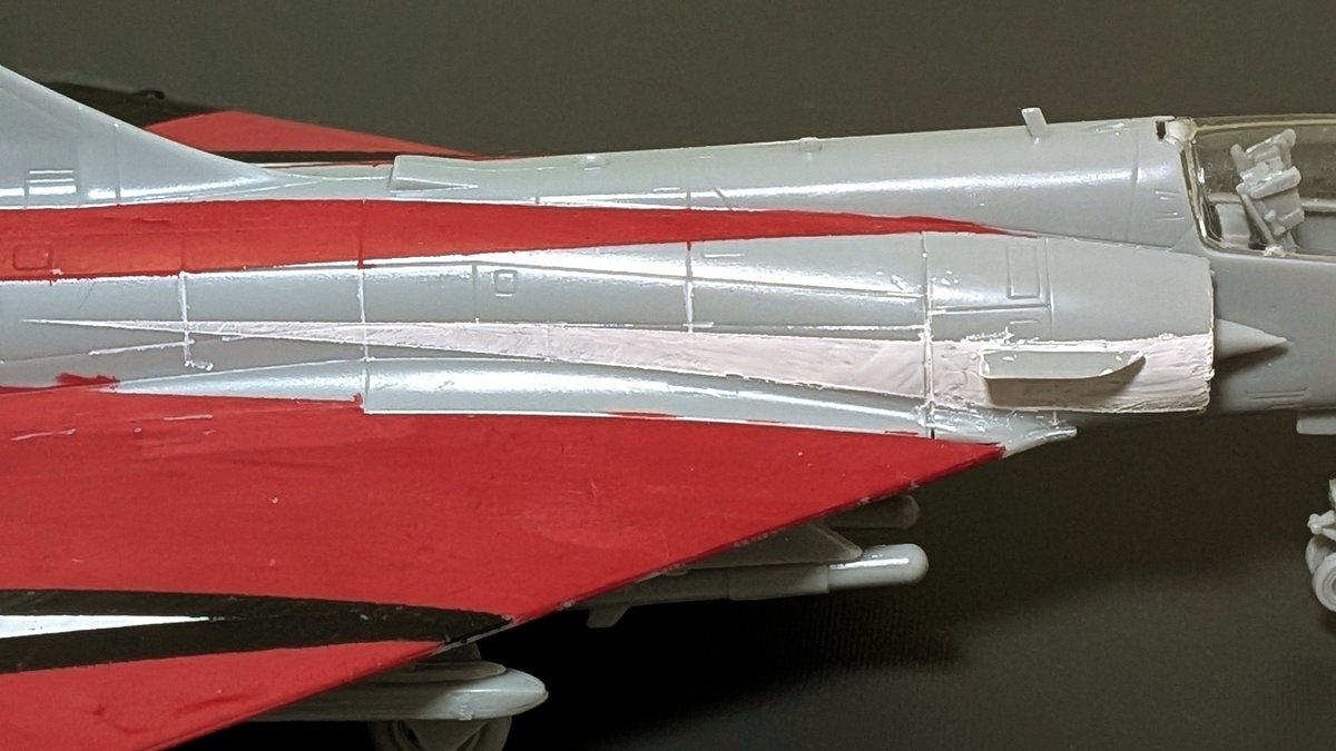 tomm_hobby's tweet photo. 今日の塗装はこのビミョーな胴体横の白いラインだけ。散々試行錯誤した割には歪んでる😓 https://t.co/udxx1WM2QT