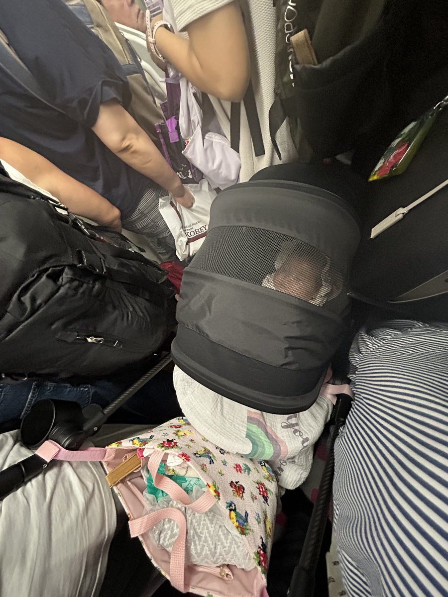 MM93520107's tweet photo. 原宿駅でベビーカーにぶつかり男に遭遇
その後、原宿から乗った山手線17時くらい
次の駅、次の駅と人が降りたり乗ったりの度にベビーカー揉みくちゃで
倒れそうになって
シェードも開いて
必死で押さえた
流されたとこで
親切な男性がベビーカーマーク位置を
誘導してくださった😭
親切に接してくださる方もいるものだ