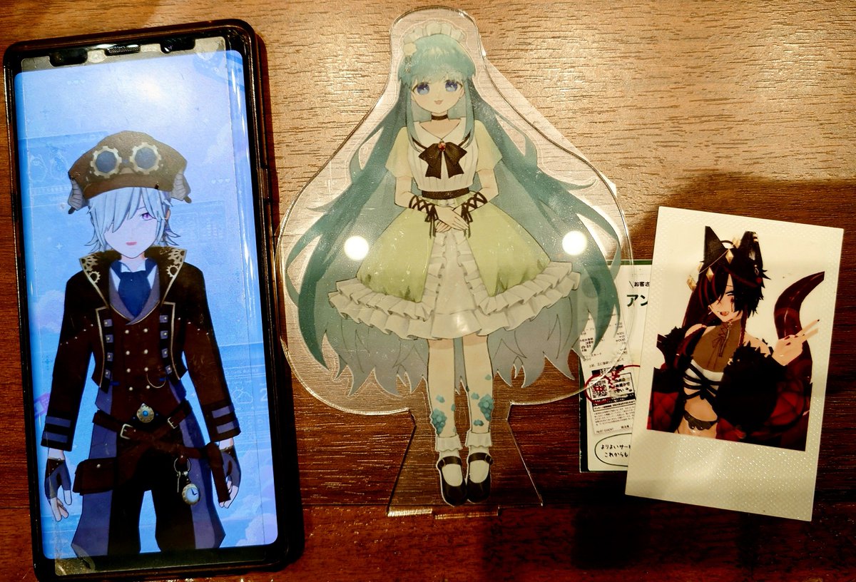UnknownX_V's tweet photo. 今日は事務所の先輩のお二人、弥生さんと茶来ちゃんと一緒に駅ポスを見に行きました‼️✨

二人横に並んでて感動…入賞おめでとうだぁ😭👏✨

俺は9月に秋葉原でポスター掲載されるので、邪信徒たちはお楽しみに‼️🙌🙌 https://t.co/5bXdu3xeHq