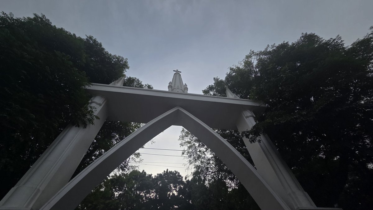 Meera1720's tweet photo. At Santhome Church, a place rich in history and tradition where the breeze carries chants and faith

#santhomechurch #chennai #explore #fieldvisit https://t.co/GN2EryZedO