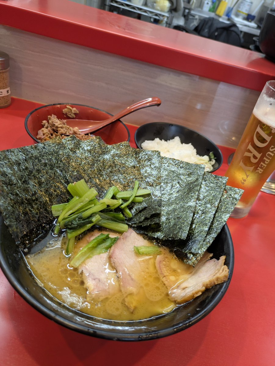 6_chick's tweet photo. 6/2

家系ラーメンの発祥の「吉村家」さんへ

いやー、やっと来れた

ほんとーーーに美味しすぎたー

ガラと鶏油のコクと油感、醤油のまろやかな塩味、全てがバランス良くて

台風来てて、しかも16時だからそんな並ばないかなーと思ってたけど甘かった！笑

まさかの1時間！
でも、これは並ぶわな！ https://t.co/NJZdS7FQdU