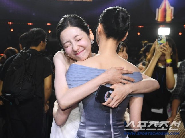 Valeparod23's tweet photo. kim goeun, park ji hyun , soyoung and yoona so sweet 🤍 https://t.co/ow6LjNVBmg
