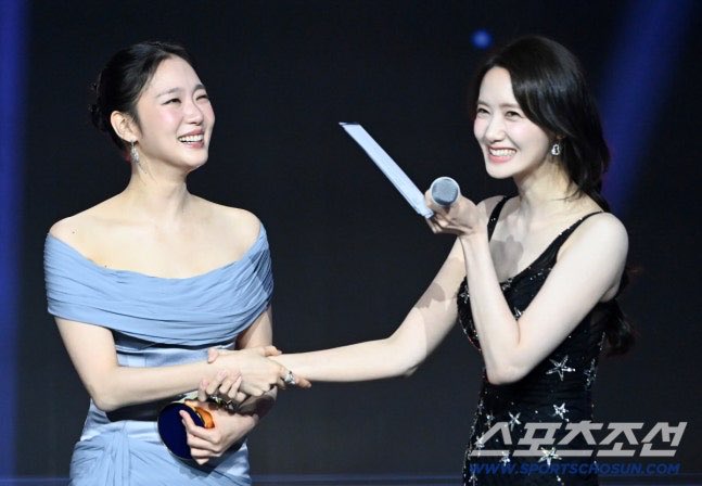 Valeparod23's tweet photo. kim goeun, park ji hyun , soyoung and yoona so sweet 🤍 https://t.co/ow6LjNVBmg