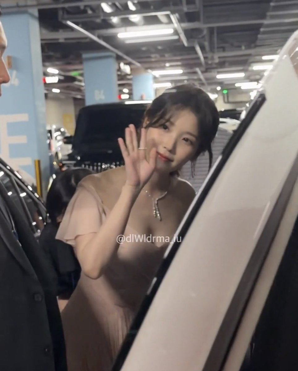 dlwlrmahi516's tweet photo. #아이유 언니 너무 다정해ㅜㅜㅜ🥺💗 https://t.co/OVgLm78jV5