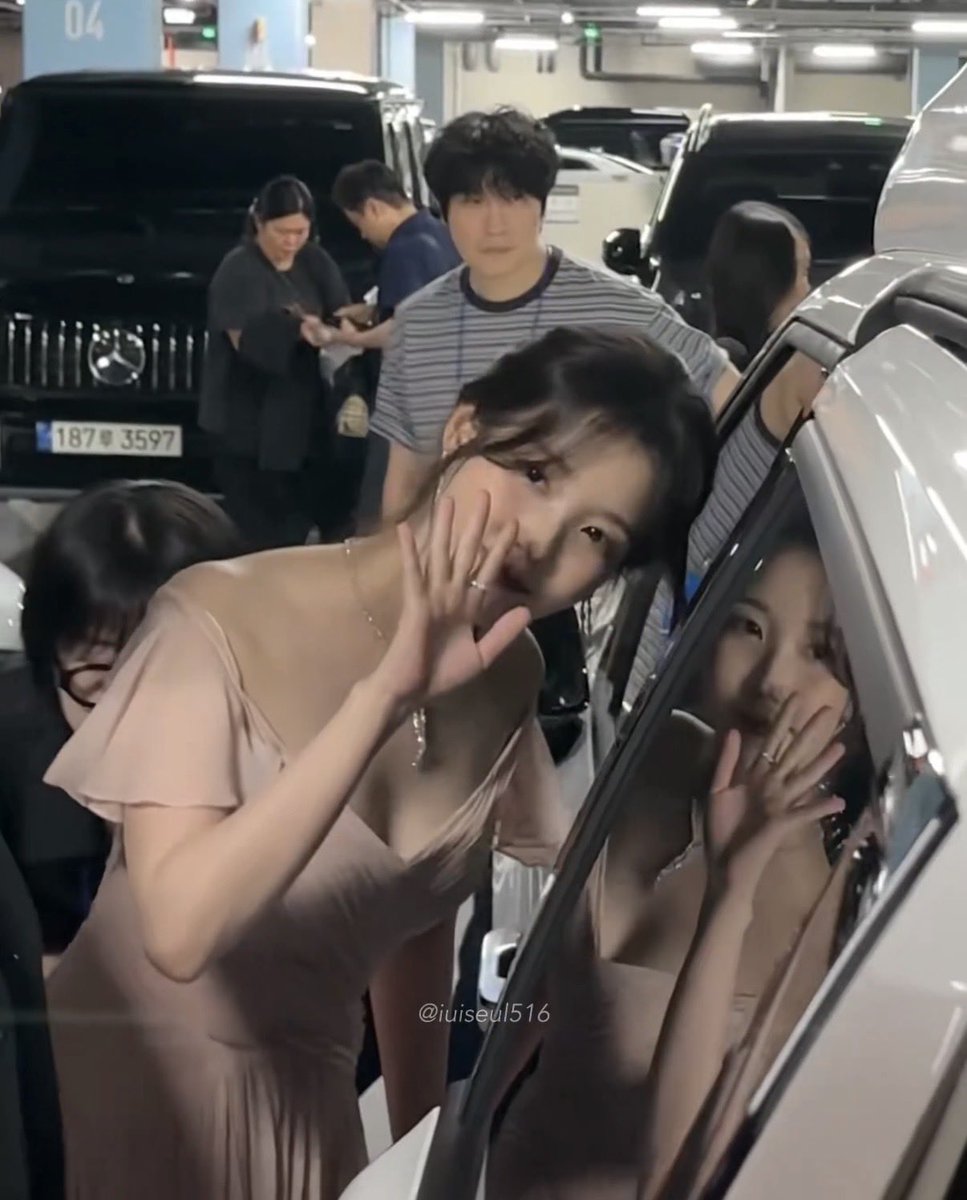 dlwlrmahi516's tweet photo. #아이유 언니 너무 다정해ㅜㅜㅜ🥺💗 https://t.co/OVgLm78jV5