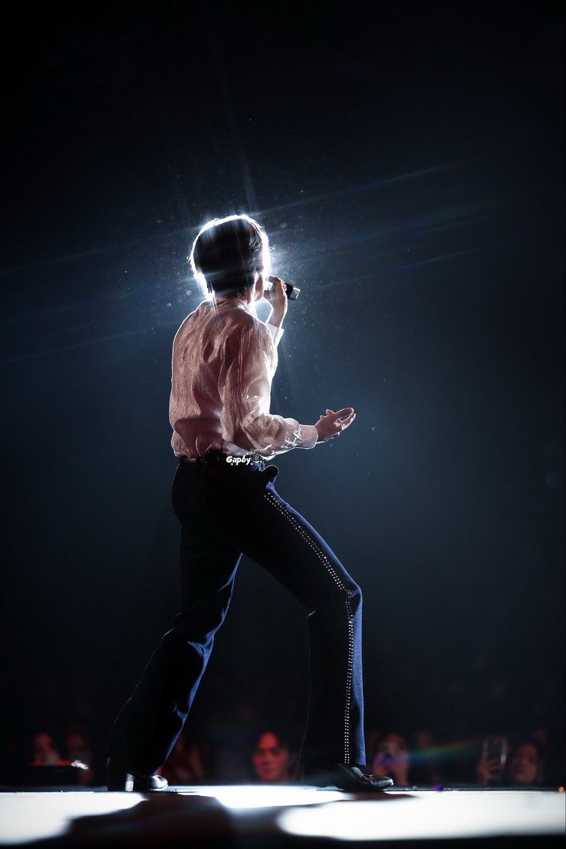 HYGGEdimple's tweet photo. Can we take a moment to appreciate Gawin?
It takes real courage to creates show that’s 1,000,000% yourself so unique that some people might need a minute to process it.

Since when did you become this confident?🤭 I love seeing it. Your passion, your creativity, and your artistic soul shine through every little detail.

🎉Congratulations on your new milestone, chapter 29: Never stop creating the things only you could create.
#JossGawinConcert #GawinCaskey