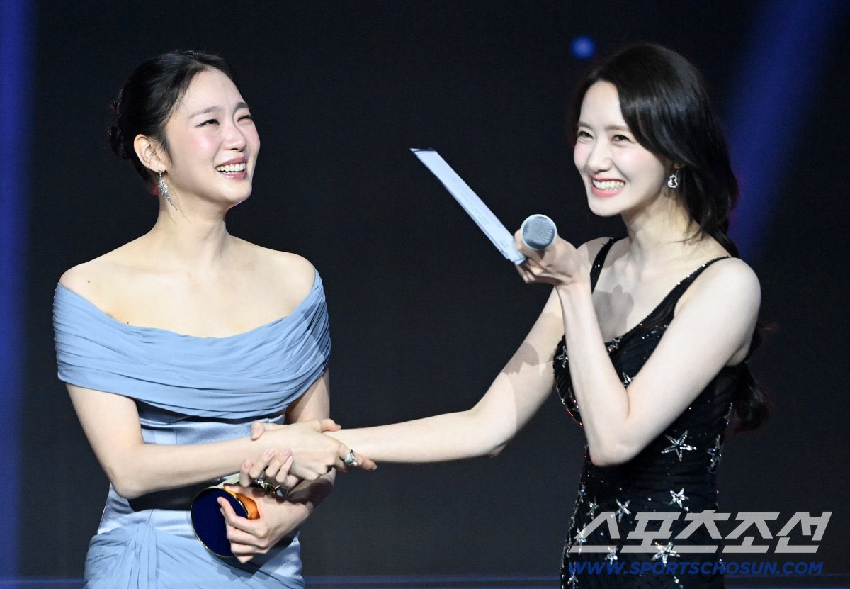 yeppeoyoona's tweet photo. Aww such a cute interaction between YoonA and Kim Goeun! 🥹
Didn’t realize they were this close? 🤍 https://t.co/sQFsH3qq3k