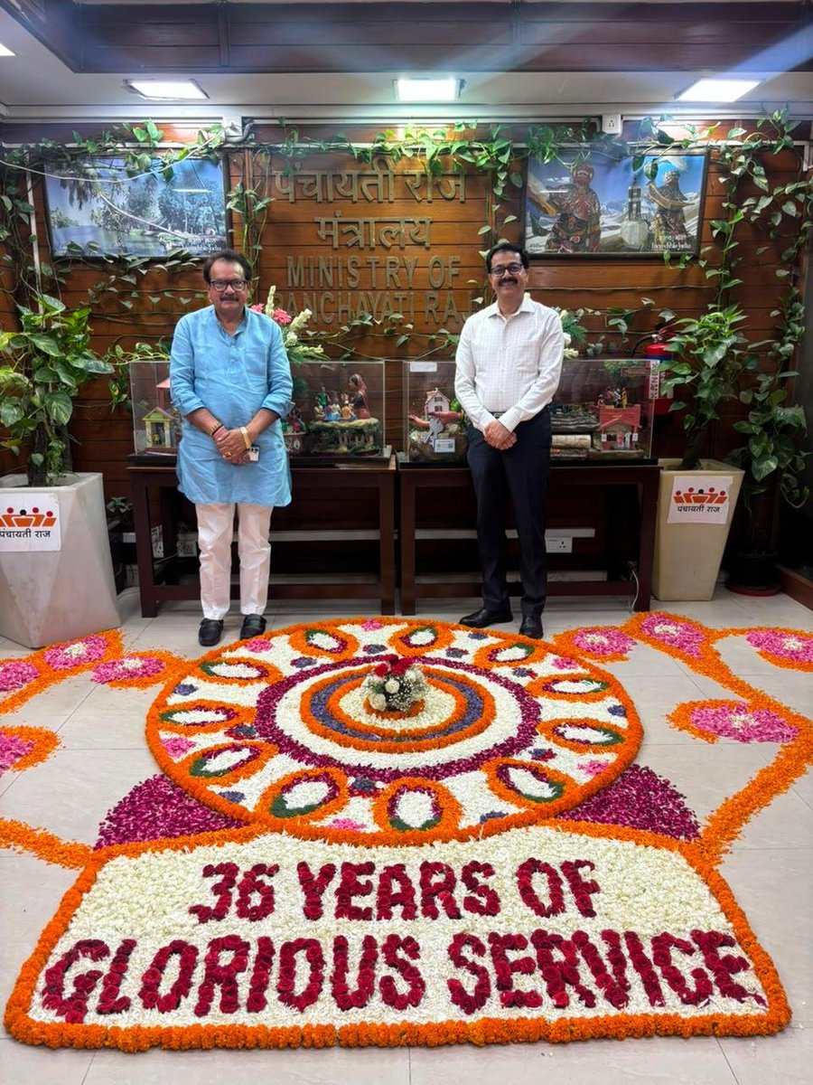 spsinghbaghelpr's tweet photo. Team SPS Baghel 

आज दिनांक 31 जुलाई 2026 को केंद्रीय राज्य मंत्री प्रो. एस. पी. सिंह बघेल जी ने पंचायती राज मंत्रालय के सचिव श्री विवेक भारद्वाज जी के 36 वर्षों के गौरवपूर्ण एवं उत्कृष्ट प्रशासनिक सेवा-काल की पूर्णता पर उन्हें हार्दिक शुभकामनाएँ एवं सम्मानपूर्वक भावभीनी विदाई दी। 

इस अवसर पर मंत्रालय के वरिष्ठ अधिकारियों एवं कर्मचारियों की गरिमामयी उपस्थिति रही, जिन्होंने श्री विवेक भारद्वाज जी के दीर्घ, समर्पित एवं अनुकरणीय प्रशासनिक योगदान की सराहना करते हुए उनके भावी जीवन के लिए मंगलकामनाएँ व्यक्त कीं।