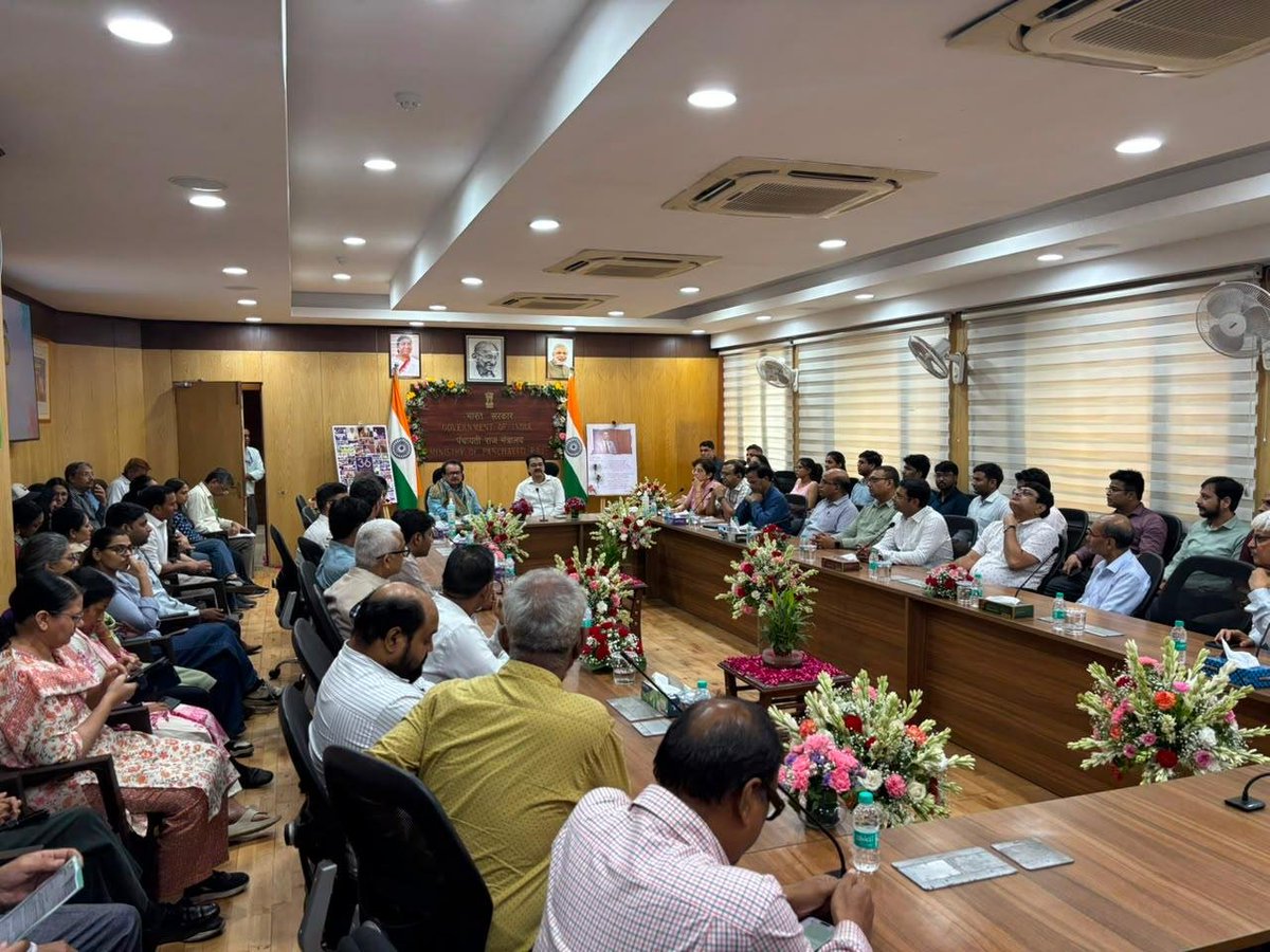 spsinghbaghelpr's tweet photo. Team SPS Baghel 

आज दिनांक 31 जुलाई 2026 को केंद्रीय राज्य मंत्री प्रो. एस. पी. सिंह बघेल जी ने पंचायती राज मंत्रालय के सचिव श्री विवेक भारद्वाज जी के 36 वर्षों के गौरवपूर्ण एवं उत्कृष्ट प्रशासनिक सेवा-काल की पूर्णता पर उन्हें हार्दिक शुभकामनाएँ एवं सम्मानपूर्वक भावभीनी विदाई दी। 

इस अवसर पर मंत्रालय के वरिष्ठ अधिकारियों एवं कर्मचारियों की गरिमामयी उपस्थिति रही, जिन्होंने श्री विवेक भारद्वाज जी के दीर्घ, समर्पित एवं अनुकरणीय प्रशासनिक योगदान की सराहना करते हुए उनके भावी जीवन के लिए मंगलकामनाएँ व्यक्त कीं।