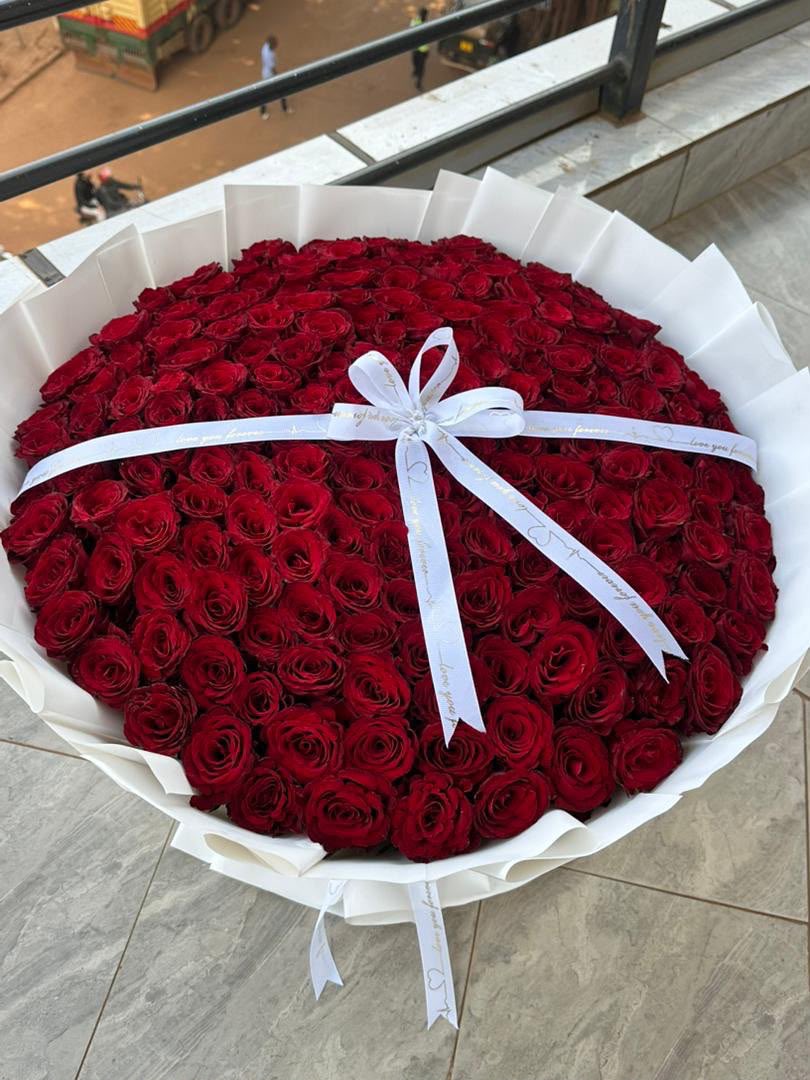 MwizaSophy's tweet photo. My girl @KeillahSanyu is selling flowers from as low as 50k!!

Make your girl feel special this girlfriend day 🥰 dm her to place your order!! https://t.co/ReHtlqbHvf