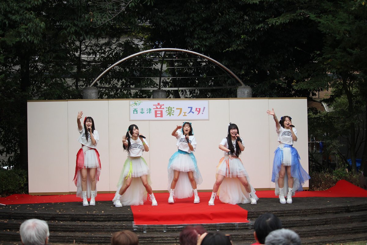 columione's tweet photo. 2025年11月2日に南志津公園で行われた
 『西志津音楽フェスタ』
    東京海月 ライブより

                  73

東京海月は
BOSO娘と湘南amourの合同ユニット
千葉県と神奈川県を繋ぐ夢のアイドル

#東京海月
#BOSO娘 #湘南amour
#さくら #なぎさ #ゆうか #はる #嶋村愛可 https://t.co/ylZdpr1yYs