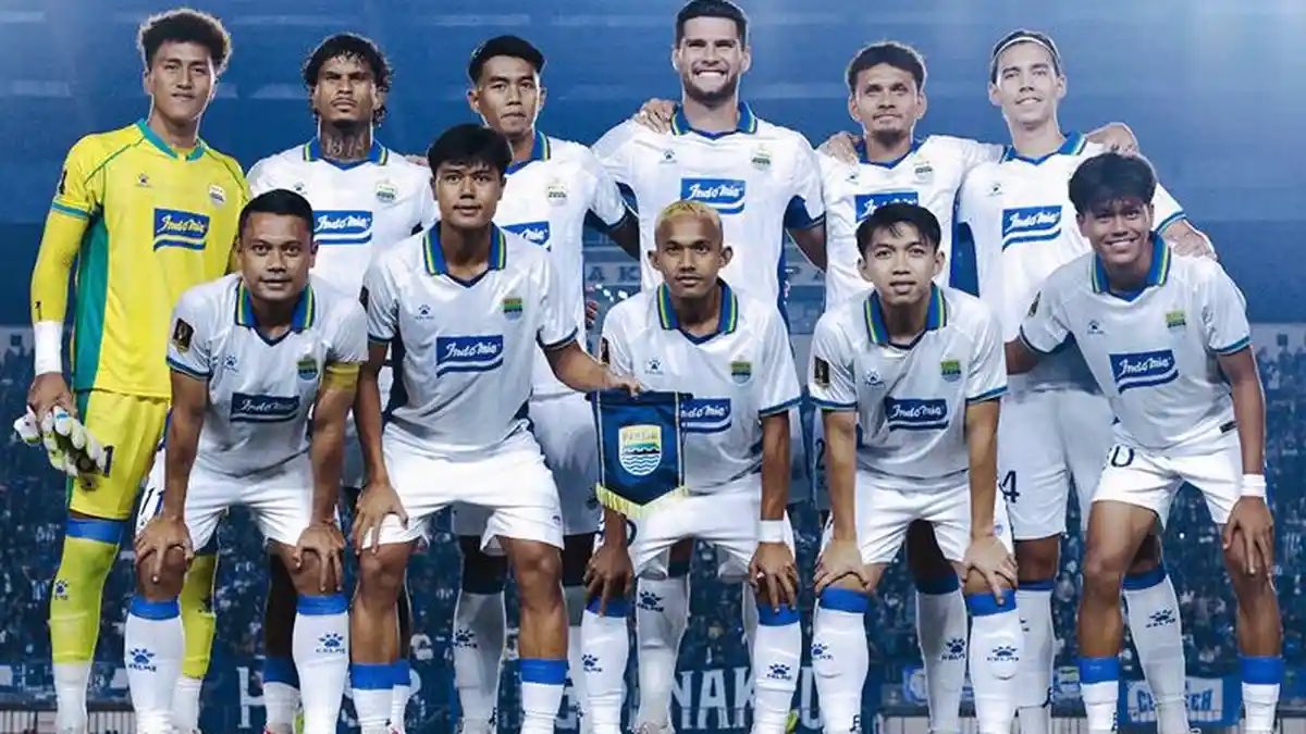 iqivseverybody's tweet photo. FULL TIME
PERSIB 1-0 Tampines rovers
Persib resmi menjadi pemuncak klasemen dan lolos ke semifinal setelah mengalahkan semua tim di Grup A.
Goal roket tunggal dari Balsa Sekulic menjadi satu-satunya goal yang tercipta di pertandingan ini.
Kumaha barudak?
Abi mah tim #ramonout we https://t.co/YLBxUiUt4y