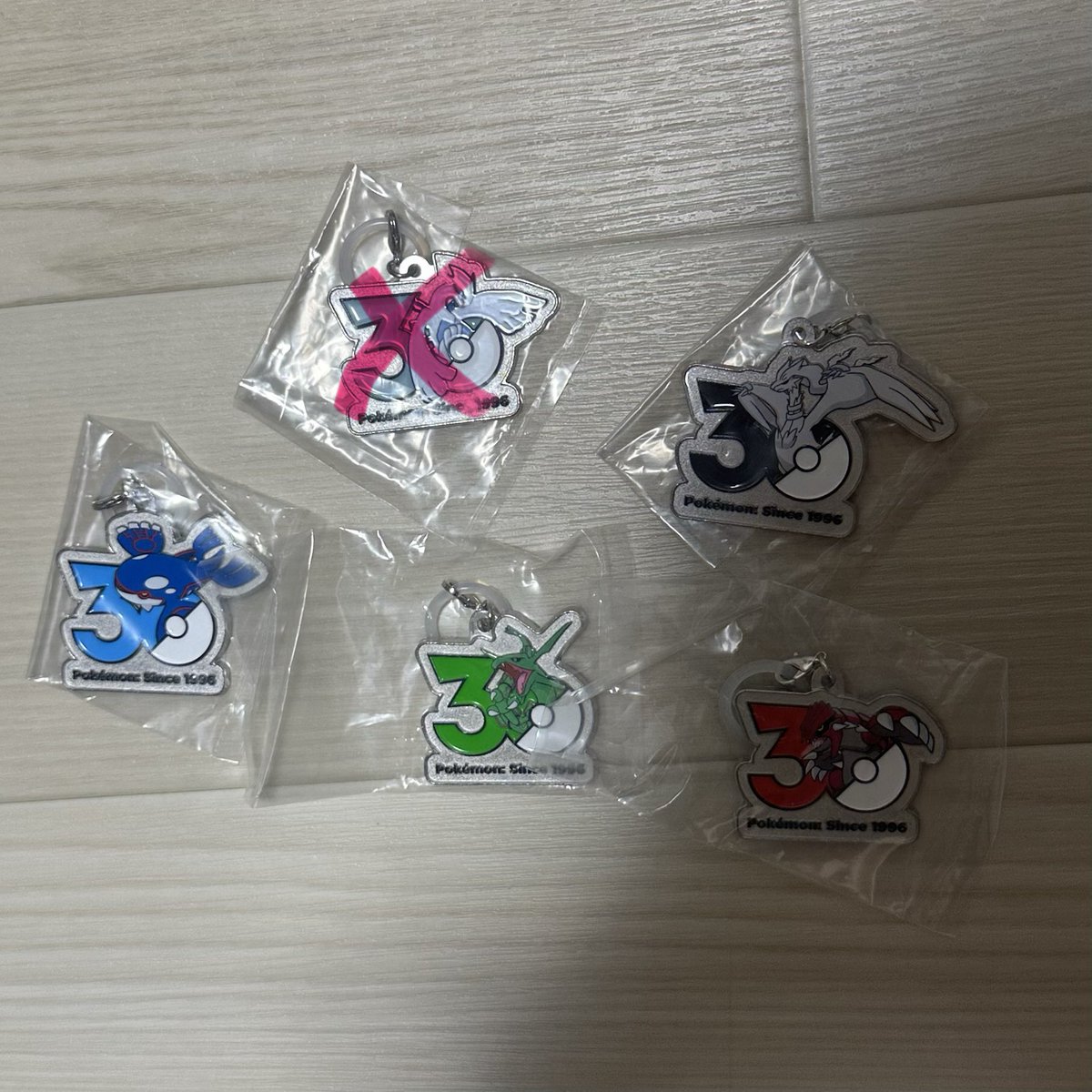 SPEC64971702's tweet photo. 【交換】ポケモン 30周年 メタルチャームマスコット 

【譲】画像1.2

【求】画像3.4の赤丸

郵送希望です。
優先度　ピカチュウ>ギラティナ>その他

よろしくお願いします。 https://t.co/QNUhYnWiVM