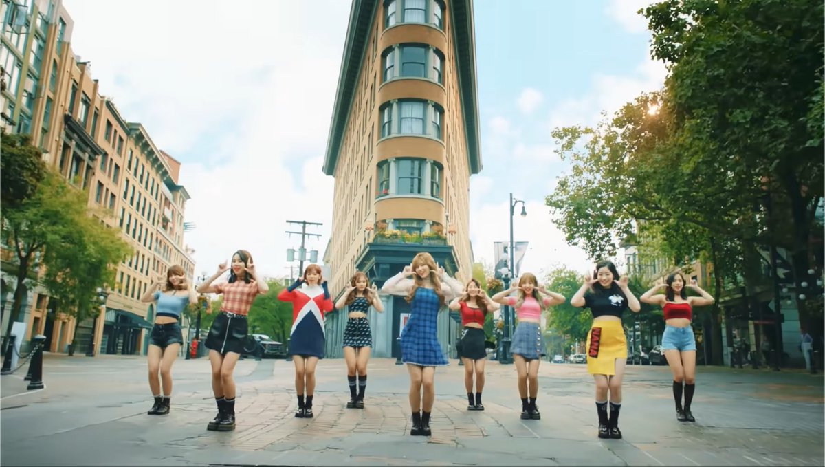 nyusfile's tweet photo. luli caçando os lugares do mv do twice em vancouver pra tirar foto, nois amaaa https://t.co/xfvz3Q760V