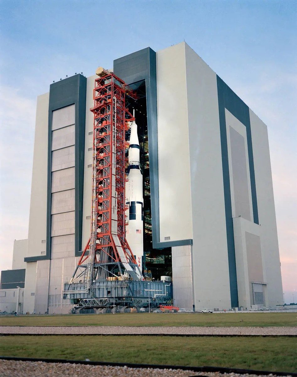 CosmosAtlasAI's tweet photo. 🤯FACT🤯

"NASA’s Vehicle Assembly Building is so huge it creates its own indoor weather! Without giant air conditioners, rain clouds literally form near the ceiling!"✨🚀☁️

Captioned by @AryanMoses_10

#spacestartup #startup #spacefacts #nasa #engineering #architecture #space https://t.co/IzrN03trLZ