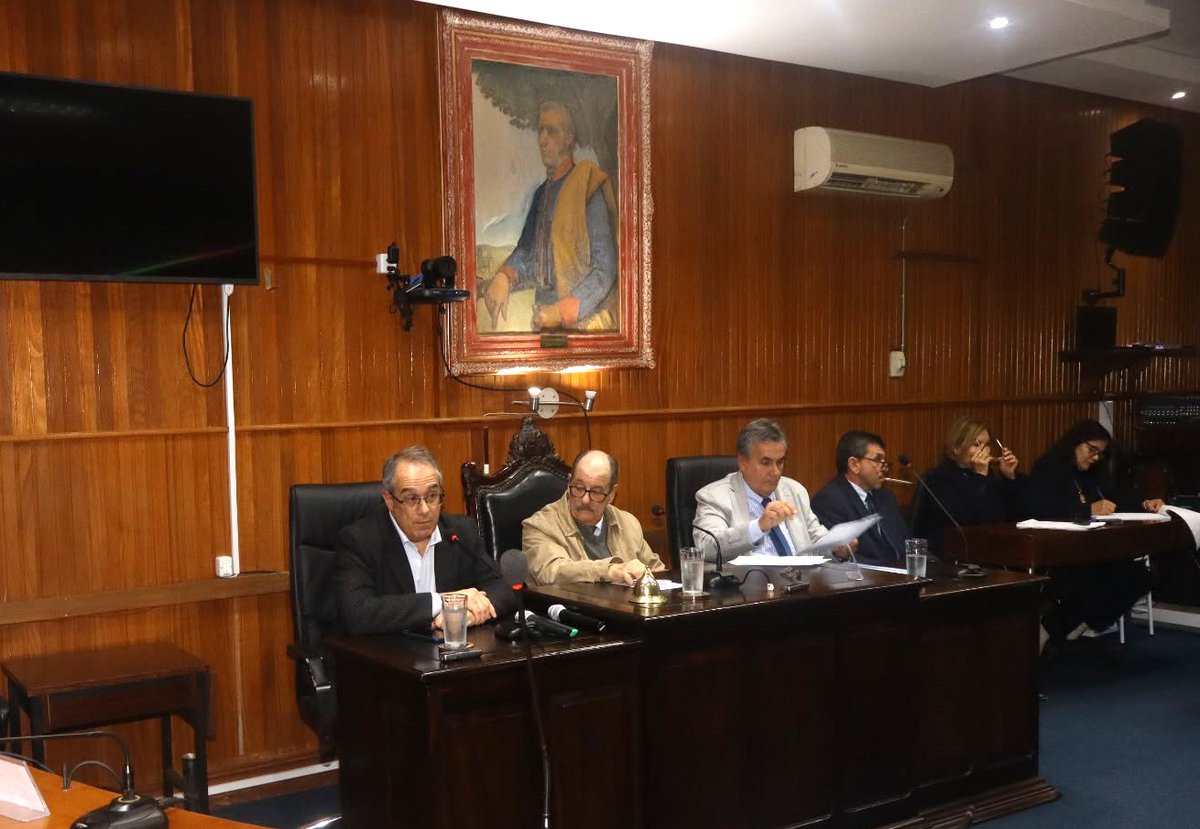 MEC_Uruguay's tweet photo. 📚Invitado por la Junta Departamental de #Artigas, el ministro de Educación y Cultura @JoseCarlosMahia  realizó una nueva presentación del proyecto que busca crear la Universidad Nacional de Educación (UNED), y que fue enviado al Parlamento. 

Previamente el ministro visitó el Museo de la Piedra Preciosa, mantuvo una reunión con el Intendente departamental y participó de entrega de certificados de egreso a estudiantes de UTU. 

Nota ampliada👇
https://t.co/vAzQpWnxTO