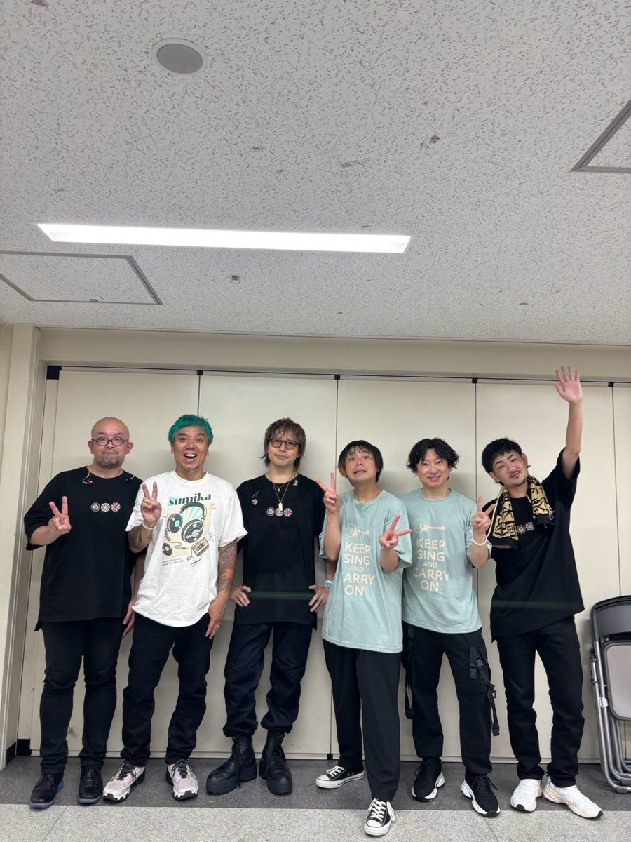 GIKOH's tweet photo. 高橋優 15th ANNIVERSARY SPECIAL LIVE TOUR 2025-2026「自由たる覚悟、然として奏ず」FINAL at 武道館。

みんなで完走出来たこと。
時間を共有できたこと。
すべてが嬉しいです。

渾身の「えい！」
決まったんじゃよ👴🏻

ありがとうございました🫐 https://t.co/jrqOCCkswc