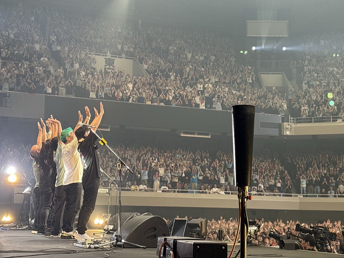 GIKOH's tweet photo. 高橋優 15th ANNIVERSARY SPECIAL LIVE TOUR 2025-2026「自由たる覚悟、然として奏ず」FINAL at 武道館。

みんなで完走出来たこと。
時間を共有できたこと。
すべてが嬉しいです。

渾身の「えい！」
決まったんじゃよ👴🏻

ありがとうございました🫐 https://t.co/jrqOCCkswc