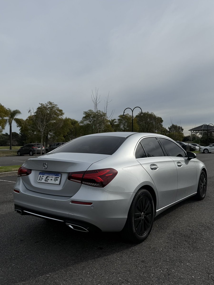 chona2727's tweet photo. Nuevo ingreso: 

Mercedes Benz A200 Progressive MY22 año 2022. 57.000kms

- Unico dueño
- Todo service oficial (ultimo hace 1.000kms)
- Dos llaves
- Camara, techo, interior negro, propio de el MY22

Precio: 37.900USD
Evaluamos permutas. https://t.co/0ZiRekuNO8