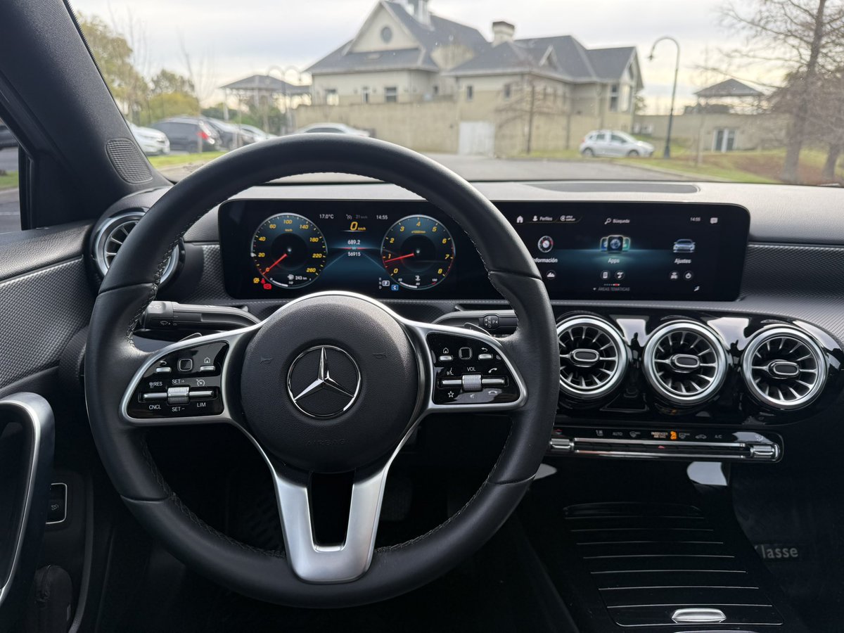 chona2727's tweet photo. Nuevo ingreso: 

Mercedes Benz A200 Progressive MY22 año 2022. 57.000kms

- Unico dueño
- Todo service oficial (ultimo hace 1.000kms)
- Dos llaves
- Camara, techo, interior negro, propio de el MY22

Precio: 37.900USD
Evaluamos permutas. https://t.co/0ZiRekuNO8