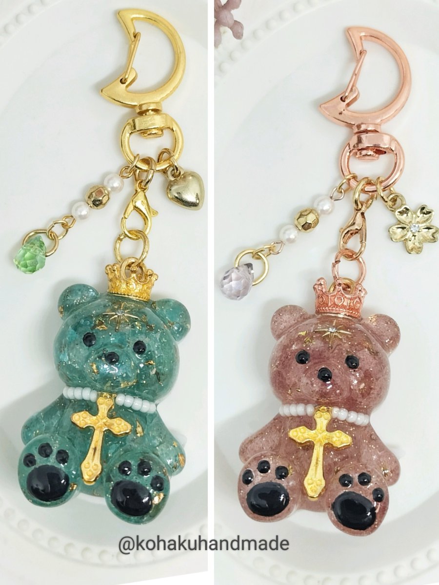 kohakuhandmade's tweet photo. 今回紹介する作品は販売用のくまちゃんです❣

天然石をたっぷり詰め込んだレジン仕上げのクマさんで、チャーム、ペンダントトップの2wayでお楽しみいただける形になっております🫶

グリーン⇨アパタイト
ピンク⇨ストロベリークォーツ

まぁまぁ重いですが琥珀はペンダントにしております🤩

⇩続き https://t.co/n4mnfBFTEX
