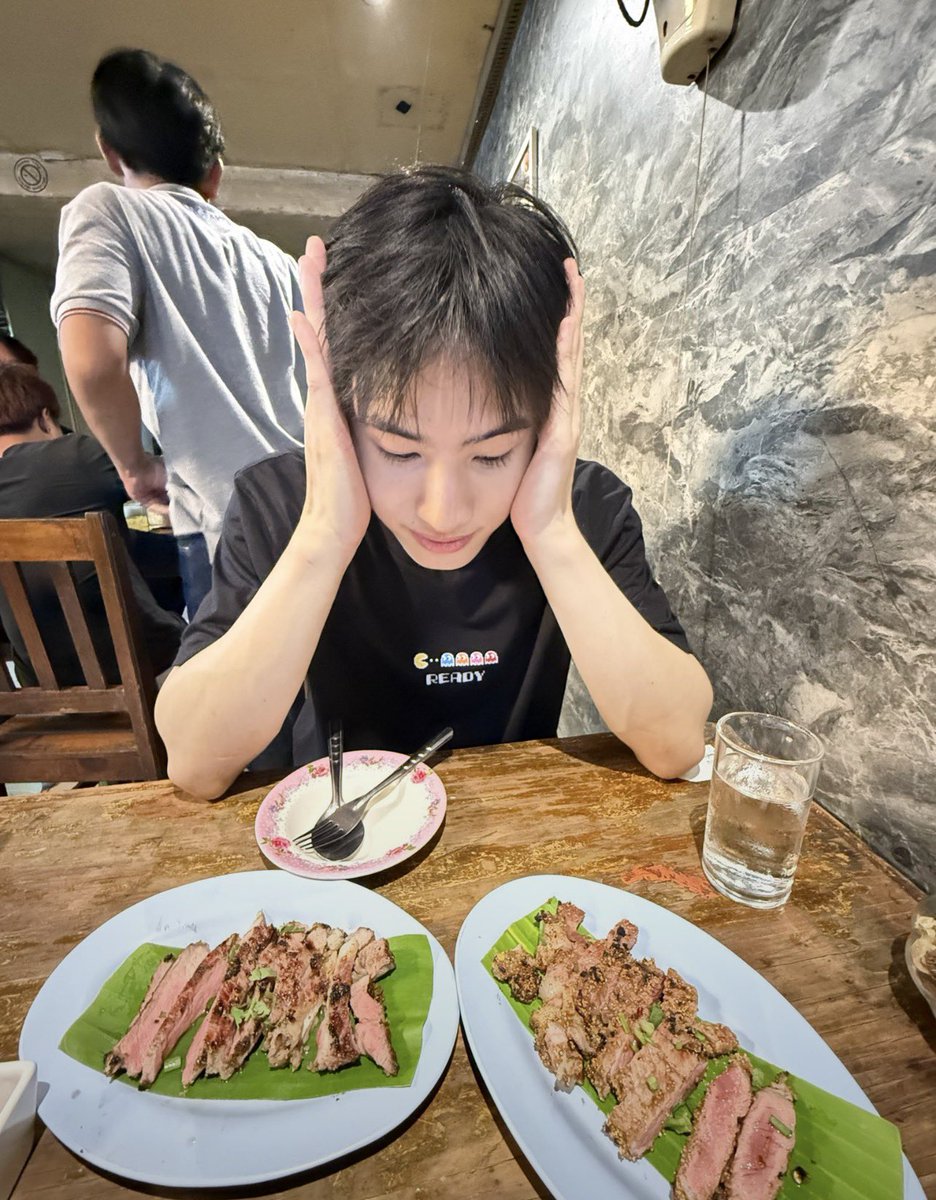 lakesofpoet's tweet photo. Edited dan asli. Fungsi kamera belakang sesungguhnya. https://t.co/ftdhvRQ2yq