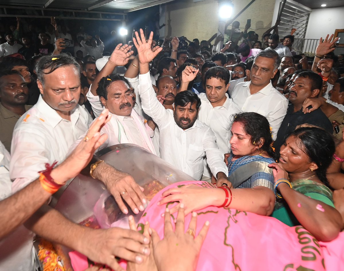 KonathamDileep's tweet photo. యోధుడా!
నీ కీర్తి అజరామరం.

తెలంగాణ ఉద్యమ సహచరుడికి 
గులాబీ జెండా ఘన నివాళి 🙏

జై తెలంగాణ ✊ https://t.co/34dmUw33g5