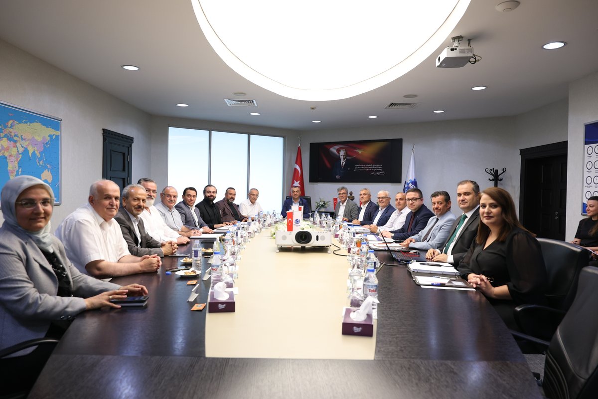 Kayseriso's tweet photo. Kayseri Sanayi Odası (#KAYSO) Yönetim Kurulu Toplantısı, Başkanımız Mehmet Büyüksimitci’nin başkanlığında gerçekleştirildi.  

Toplantıda Odamızın çalışmaları, sanayicilerimizin talep ve beklentileri ile gündemde yer alan konular değerlendirilerek karara bağlandı.  

Alınan kararların şehrimiz, sanayicilerimiz ve iş dünyamız adına hayırlı olmasını temenni ediyoruz.