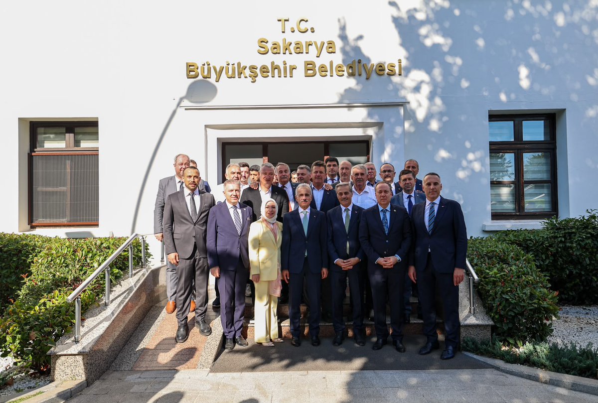 sbYusufAlemdar's tweet photo. Ulaştırma ve Altyapı Bakanımız Sayın Abdulkadir Uraloğlu ve kıymetli konuklarımızı Büyükşehir Belediyemizde misafir ettik.

Tramvay hattı başta olmak üzere bakanımızla yürüttüğümüz, Sakarya’mızın geleceğini şekillendirecek büyük ulaşım projelerimizle ilgili hususlarda çalışmaya devam ediyoruz.

Sayın Bakanımız ayrıca,
✅Şehir merkezinde trenin yer altına alınması,
✅Pekşenlerden şehre bağlanacak yeni yol projemiz için çalışmaların en kısa sürede başlayacağının müjdesini bizlerle paylaştı.

Değerli Sakaryalılar adına, Ulaştırma ve Altyapı Bakanımız Sayın Abdulkadir Uraloğlu’na ziyareti, yakın ilgisi ve destekleri için şükranlarımı sunuyorum. 

Emeği geçen herkese teşekkür ediyorum.
@a_uraloglu 
#BuŞehirHepimizin