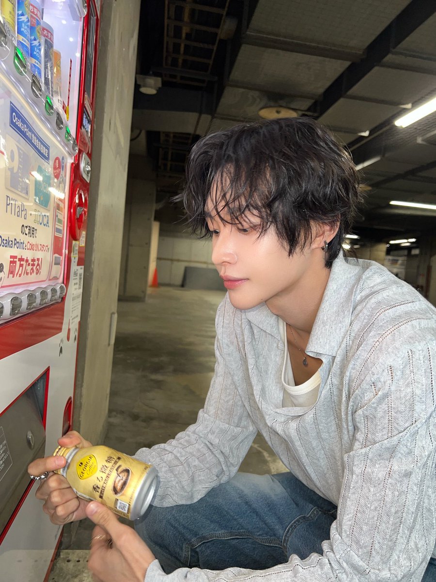 paonbin's tweet photo. once upon a time, in front of a vending machine . . . 🧃 https://t.co/FLPVl2G2ma