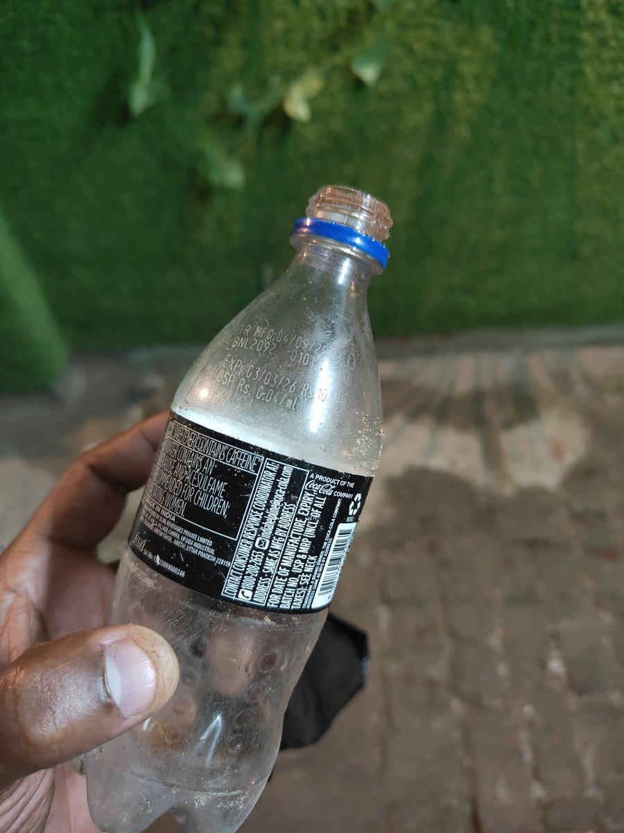 Jack28957709's tweet photo. @CocaCola @ThumsUpOfficial @Uppolice @Dm_Gorakhpur @CMOfficeUP अब कंपनी बचे हुए प्रोडक्ट को भी सेल करने में कितना स्मार्ट हो गई है प्रोडक्ट को बिना बताए कंपनी डिलीवर कर रही है सेलर के पास जो सेल कर रहे हैं उनको भी नहीं पता चल रहा है अगर मुझे कुछ होता है तो यह कंपनी जिम्मेदार होगी https://t.co/jASnCe1E5S