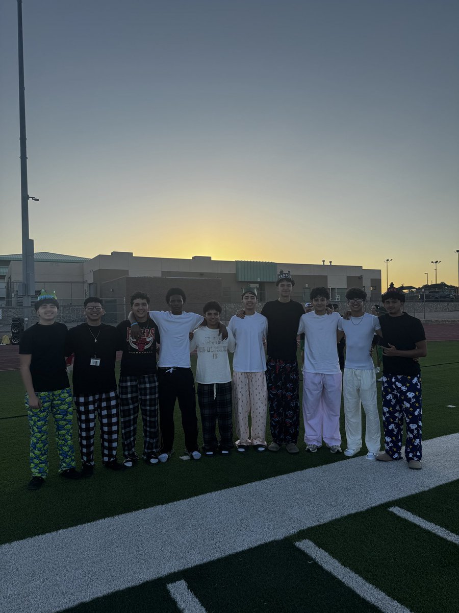 CoachVicencio's tweet photo. Celebrating their last Senior Sunrise ! #MontwoodHoops 🏀 https://t.co/1TQgG7zHYP
