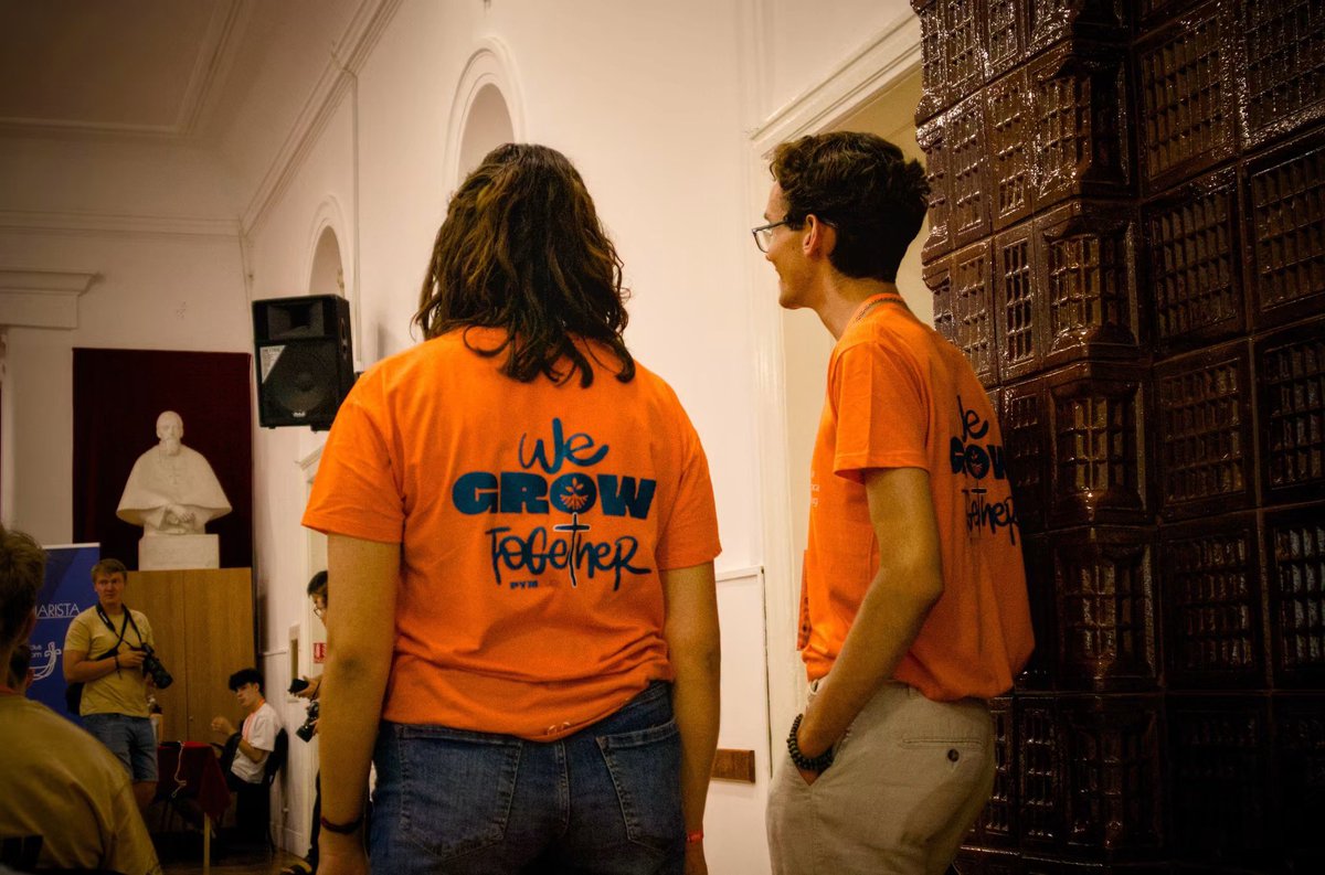 pijarzy's tweet photo. W Cluj-Napoca w Rumuni trwa Piarist Youth Meeting! W tym roku hasłem, które towarzyszy młodym są słowa: "Zakorzenieni w Nim". 
Program spotkania obejmuje katechezy, spotkania w grupach, rozmowy, wymiana doświadczeń z uczestnikami oraz wspólna zabawa i modlitwa. 
#scolopi #pijarzy https://t.co/exMAPXGQSK
