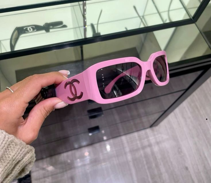geniuswomanvibe's tweet photo. chanel pink glasses https://t.co/uv3ZkYMU9O