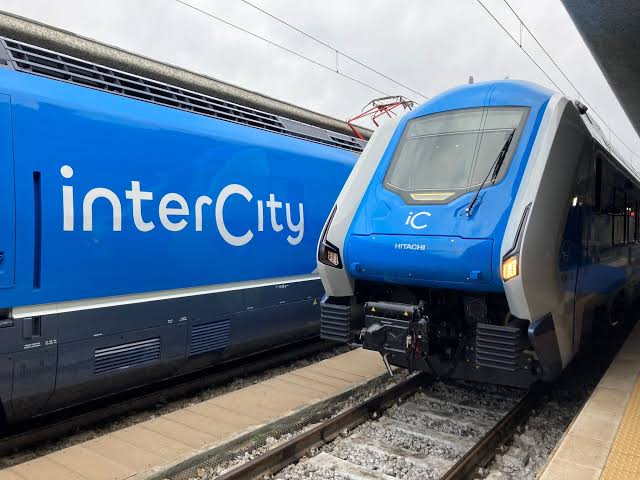 FitCisl's tweet photo. #31luglio 🚆 𝐍𝐨 𝐚𝐥𝐥𝐨 𝐬𝐜𝐚𝐦𝐛𝐢𝐨 𝐭𝐫𝐚 𝐫𝐢𝐭𝐚𝐫𝐝𝐢 𝐏𝐧𝐫𝐫 𝐞 𝐠𝐚𝐫𝐞 𝐈𝐧𝐭𝐞𝐫𝐜𝐢𝐭𝐲
📌La ferrovia è un asset strategico nazionale: le inefficienze gestionali non possono essere compensate frammentando il sistema. Gli investimenti pubblici devono servire a rendere la rete più moderna, efficiente e competitiva, garantendo qualità del servizio e stabilità occupazionale.
💬 "Il trasporto ferroviario costituisce un patrimonio strategico costruito in decenni di investimenti e competenze professionali. Va rafforzato, non indebolito."
🔗Il comunicato stampa unitario https://t.co/Pu3wO3QTJc